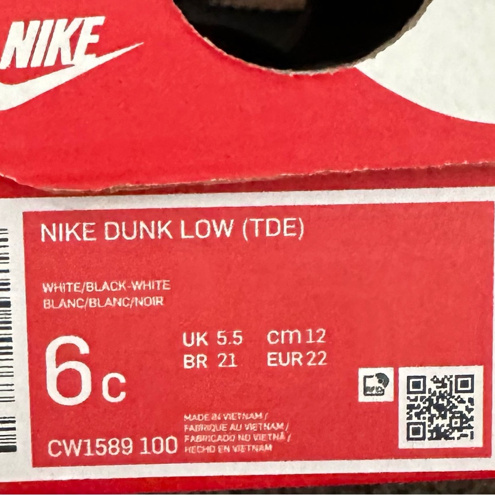 Nike Kids Black and White Hook-and-Loop Sneakers - Picture 3 of 3